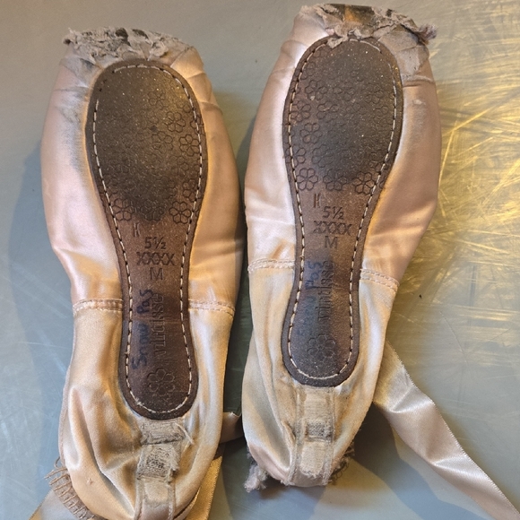 Used Pointe Shoes - Picture 2 of 3